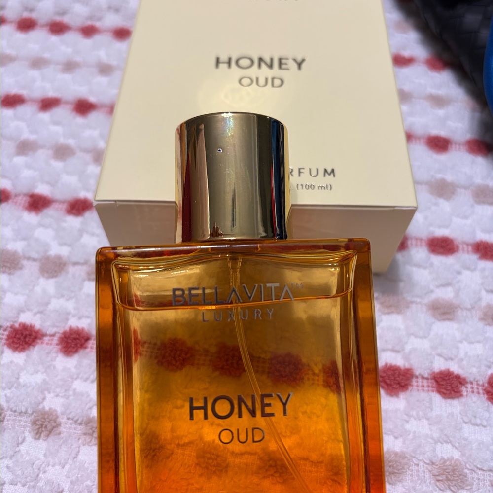 Bella Vita Honey Oud Luxury Perfume — Cream and Gold Accents